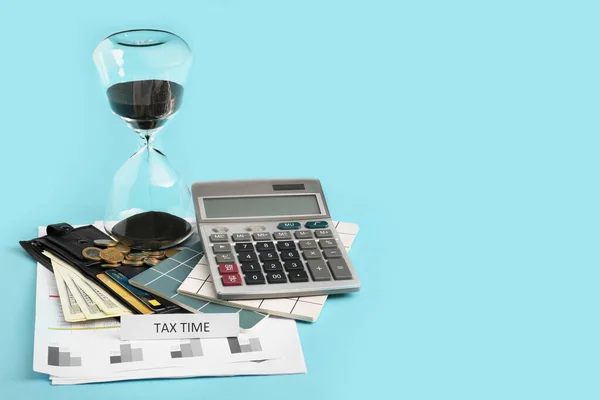 Песочные Часы Калькулятором Деньгами Цветном Фоне Концепция Налогового Крайнего Срока — стоковое фото