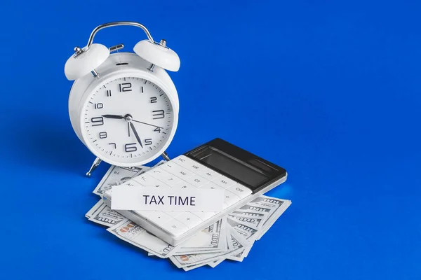 Hesap Makineli Çalar Saat Renk Arkaplanlı Para Vergi Süresi Kavramı — Stok fotoğraf