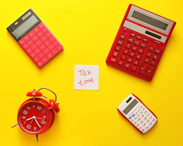 Relógio Despertador Com Calculadoras Sobre Fundo Cor Conceito Prazo Fiscal — Fotografia de Stock