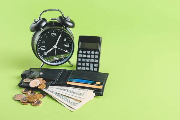 Relógio Despertador Com Calculadora Dinheiro Sobre Fundo Cor — Fotografia de Stock