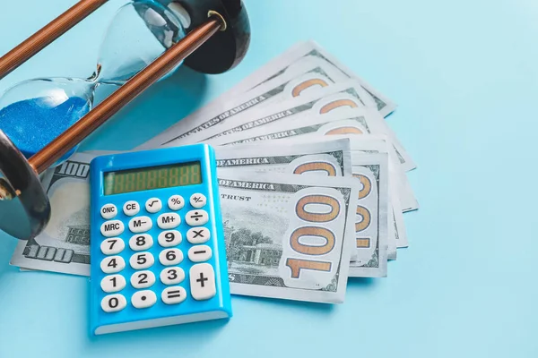 Ampulheta Com Calculadora Dinheiro Sobre Fundo Cor — Fotografia de Stock