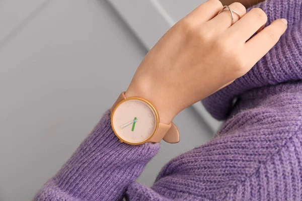 Mujer Con Reloj Pulsera Con Estilo Primer Plano — Foto de Stock