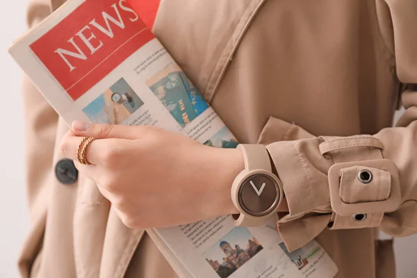 Femme Avec Montre Poignet Élégant Journal Gros Plan — Photo