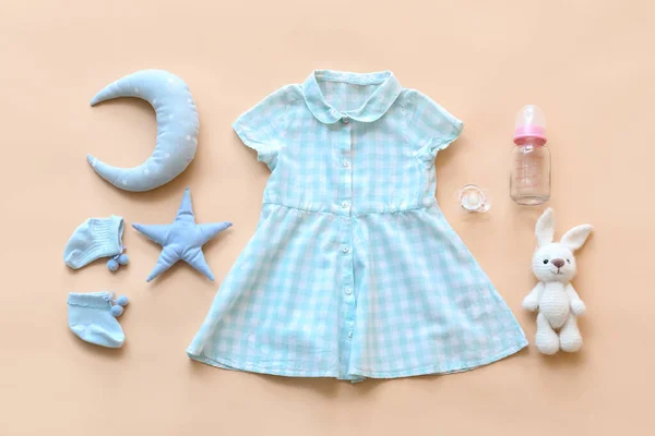 哺乳瓶 ペースメーカーと色の背景におもちゃを持つベビー服 — ストック写真