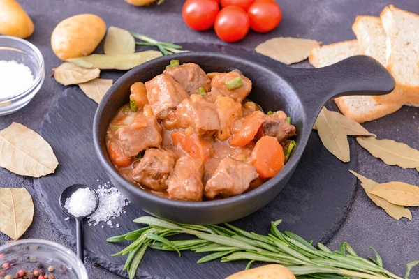 Frying Pan Tasty Beef Stew Dark Background — Stock Photo, Image