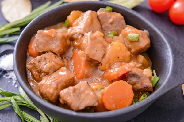 Frying Pan Tasty Beef Stew Table Closeup — Stock Photo, Image