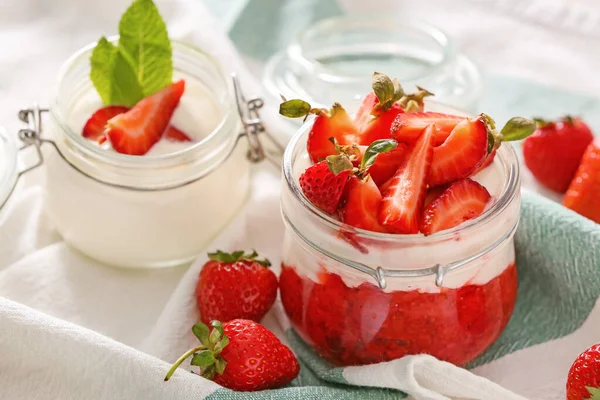 Gläser Erdbeerjoghurt Auf Dem Tisch — Stockfoto