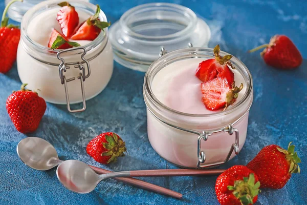 Gläser Erdbeerjoghurt Auf Farbigem Hintergrund — Stockfoto
