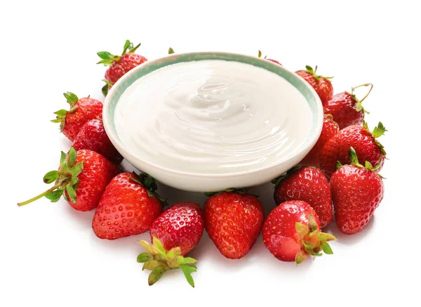 Beyaz Arka Planda Bir Kase Sağlıklı Çilekli Yoğurt — Stok fotoğraf