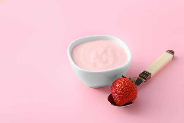 Cuenco Yogur Fresa Sobre Fondo Color — Foto de Stock