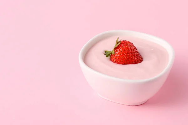 Чаша Клубничного Йогурта Цветном Фоне — стоковое фото