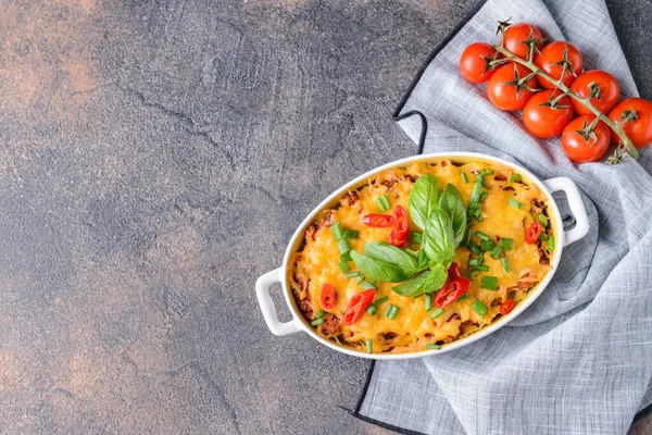 Plat Cuire Avec Une Délicieuse Casserole Bœuf Sur Fond Gris — Photo