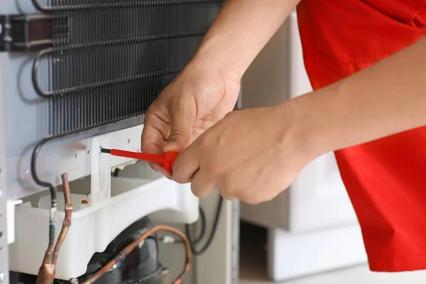 Worker Repairing Fridge Kitchen Closeup — Stock Photo, Image