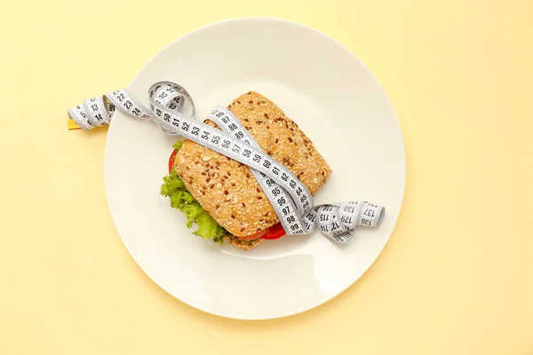 Assiette Avec Sandwich Ruban Mesurer Sur Fond Couleur Concept Anorexie — Photo