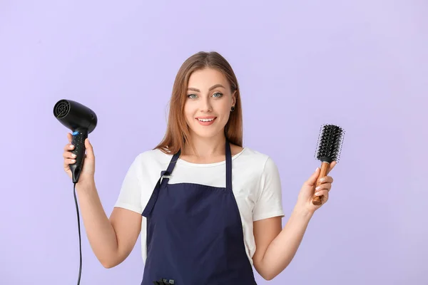 Weibliche Friseurin Auf Farbigem Hintergrund — Stockfoto