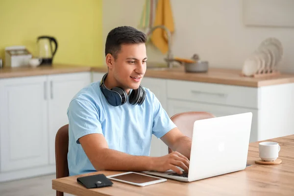 Homem Com Notebook Reserva Bilhetes Line Casa — Fotografia de Stock