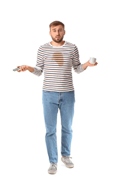 Stressad Ung Man Med Kaffe Fläckar Sin Shirt Och Mobiltelefon — Stockfoto