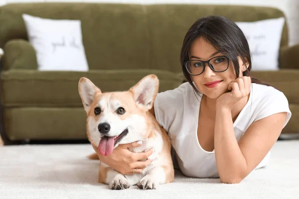 Mulher Com Cão Corgi Bonito Casa — Fotografia de Stock