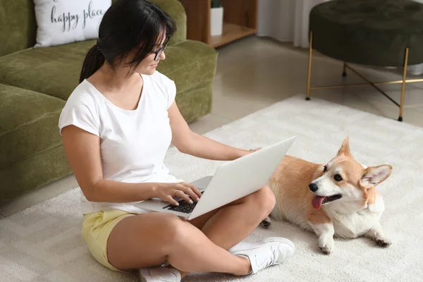 Mulher Com Cão Corgi Bonito Casa — Fotografia de Stock