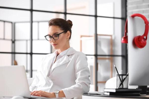 Programmiererin Arbeitet Büro — Stockfoto