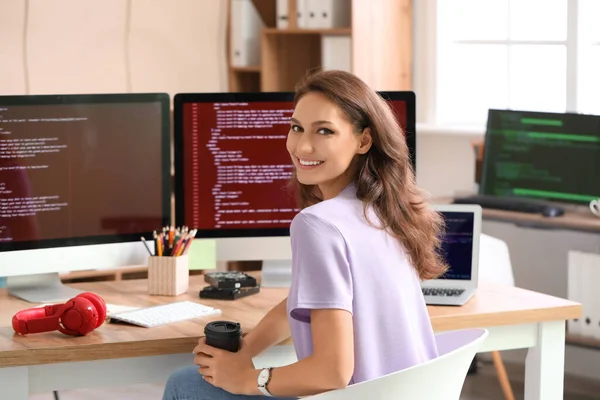Жінка Програмістка Працює Офісі — стокове фото