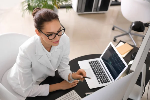 Female Programmer Working Office — Stock Photo, Image