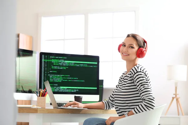 Жінка Програмістка Працює Офісі — стокове фото
