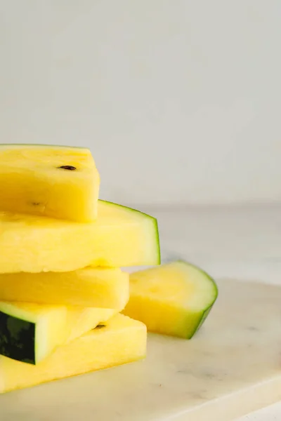 Gelbe Wassermelone Auf Tisch Schneiden — Stockfoto