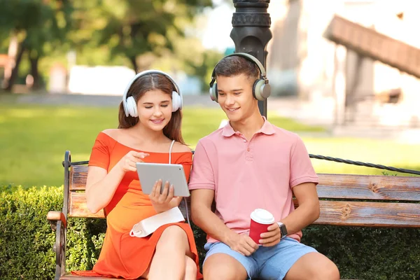 Adolescentes Ouvindo Música Parque — Fotografia de Stock