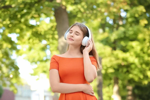 Teenage Girl Listening Music Park — Stock Photo, Image