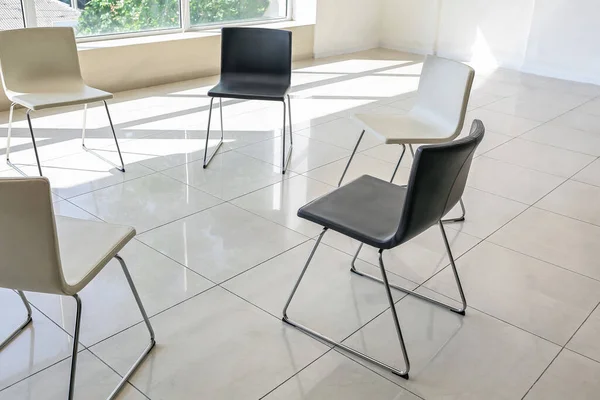 心理学家办公室为集体治疗准备的空椅子 — 图库照片