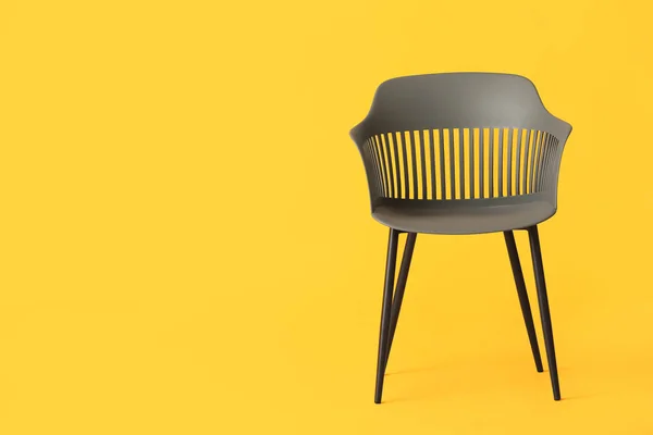 彩色背景的现代椅子 — 图库照片