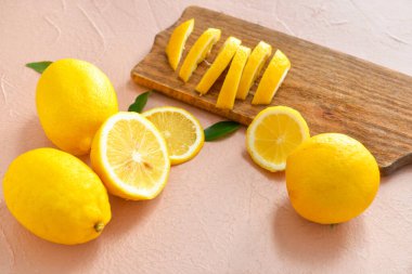 Renk arkaplanında olgun limonlarla kompozisyon