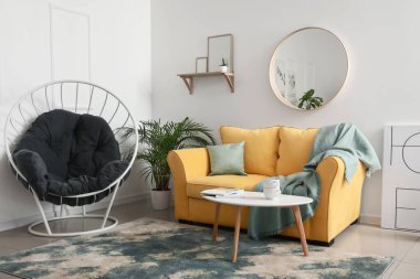 Rahat kanepeli modern bir oda.