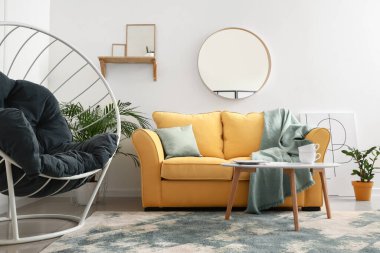 Rahat kanepeli modern bir oda.