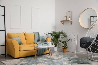 Rahat kanepeli modern bir oda.