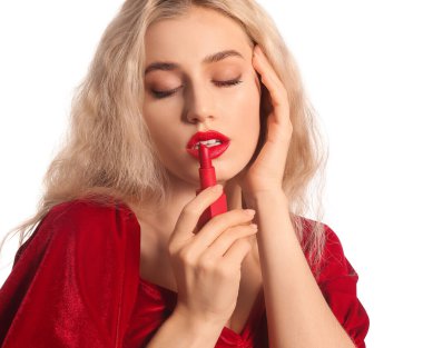 Beyaz arka planda ruj izi olan güzel genç bir kadın.