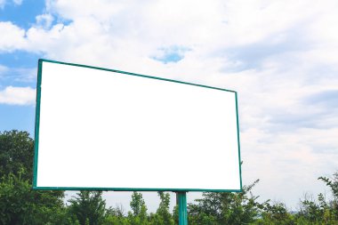 Şehir caddesinde boş reklam panosu