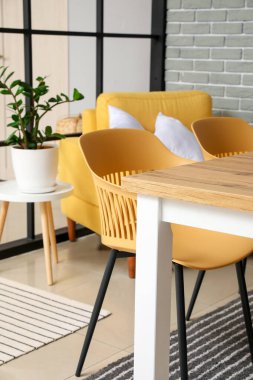 Modern şık yemek odasının içi.