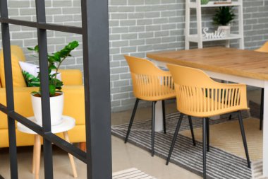 Modern şık yemek odasının içi.