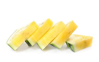 Beyaz arkaplanda sarı karpuz kes