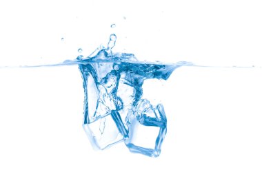 Buz küplerinin beyaz zemin üzerinde suya düşmesi