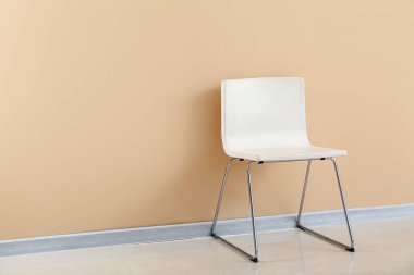 Renk duvarına yakın modern sandalye