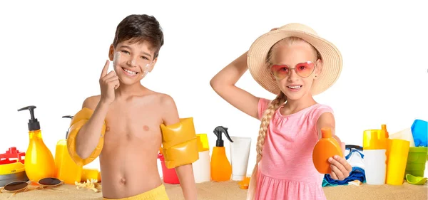 Petits Enfants Avec Crème Protection Solaire Accessoires Plage Sur Fond — Photo