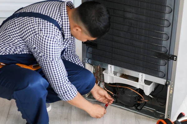 Worker Repairing Fridge Kitchen — Stock Photo, Image