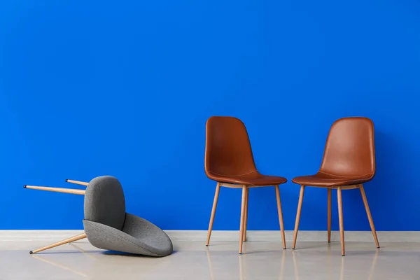 カラーウォール付近のモダンな椅子 — ストック写真