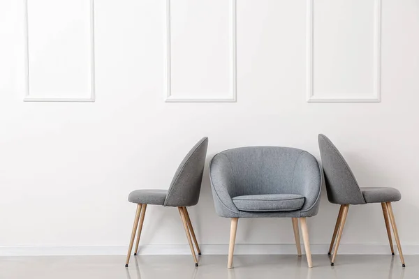 Moderne Stoelen Bij Lichte Muur — Stockfoto