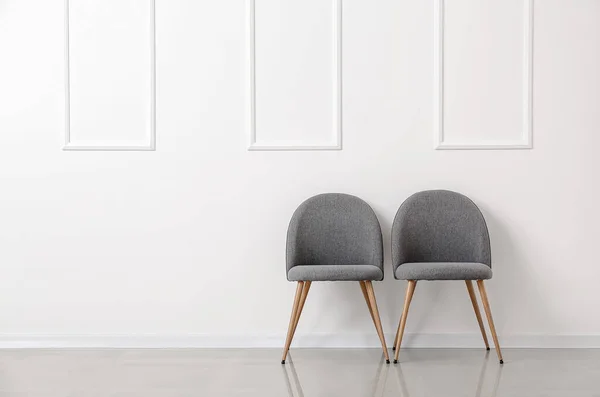 Moderne Stoelen Bij Lichte Muur — Stockfoto