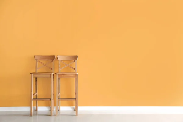 Wooden Chairs Color Wall — Stock Photo, Image