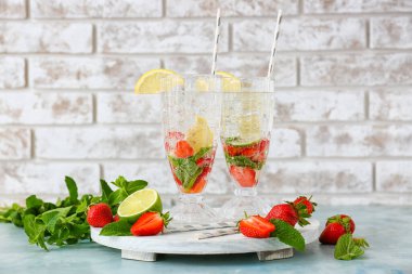 Masada lezzetli çilekli mojito bardakları